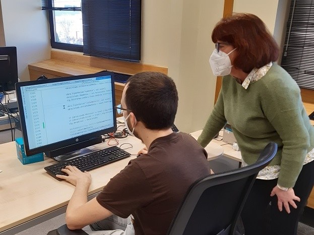 Ina durante enseña a un joven afiliado algunas herramientas y comandos  para PC