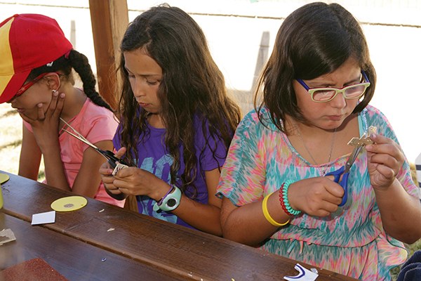Niñas afiliadas en un taller de plástica