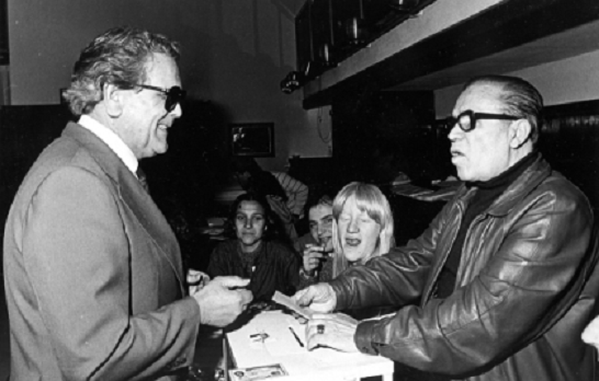 Afiliado votando en las elecciones celebradas en la ONCE en 1986