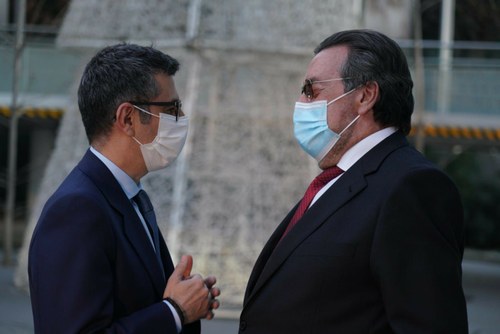 Bolaños y Carballeda se saludan antes de celebrar el encuentro en Torre Ilunion