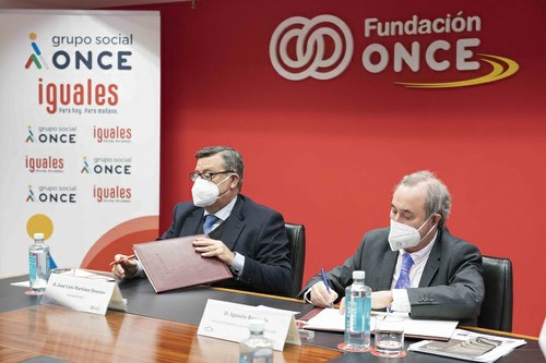 Donoso y Recondo en el momento de la firma