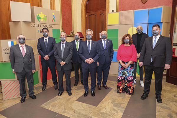 Foto de familia de los premiados y autoridades
