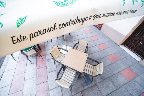 Parasoles que reducen la contaminación, una de las iniciativas de Mahou San Miguel para las terrazas hosteleras (Foto publicada en  profesionalhoreca.com)