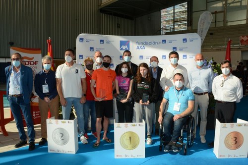 Deportistas y directivos del equipo AXA tras el campeonato
