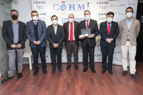 Representantes del CERMI y del CPE, con Miguel  Carballeda en el centro con el galardón, tras recibir el premio cermi.es