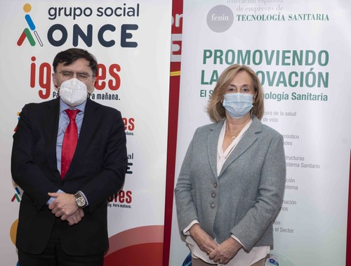 Alberto Durán y Margarita Alfonsel posan tras la firma del convenio