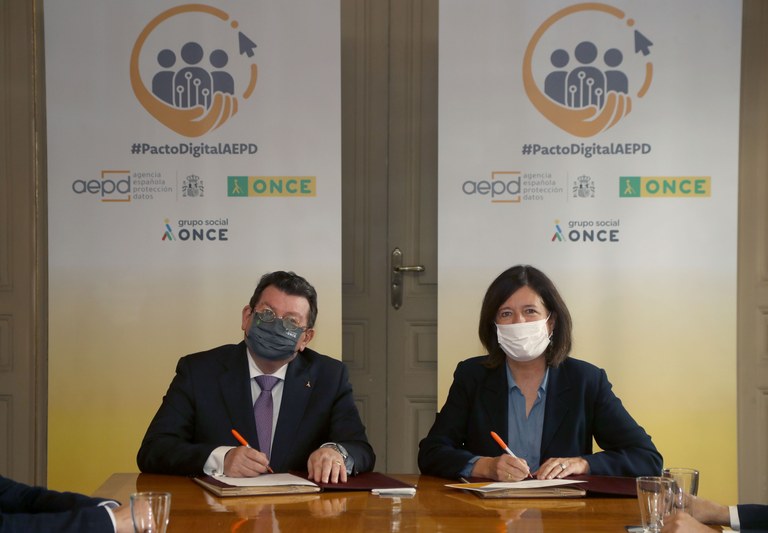 Ángel Sánchez y Mar España durante la firma de adhesión al Pacto
