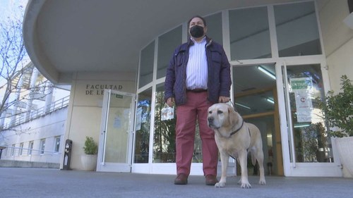 Abel y Desi en la puerta de acceso a la Facultad de Letras