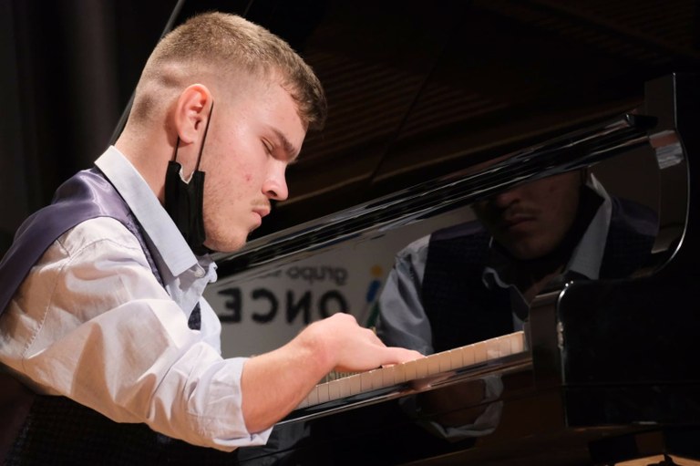 El pianista granadino José García, en plena actuación durante el Concurso Musical de la ONCE, en Sevilla