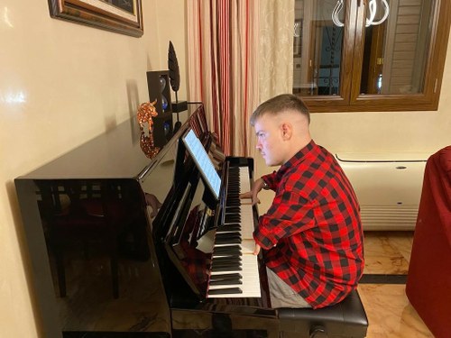Pepe García concentrado mientras toca el piano 