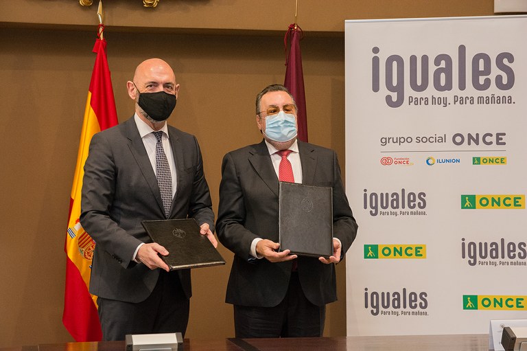 Joaquín Goyache, rector de la UCM, y Miguel Carballeda, presidente del Grupo Social ONCE en el acto de la firma constituyente de la Cátedra