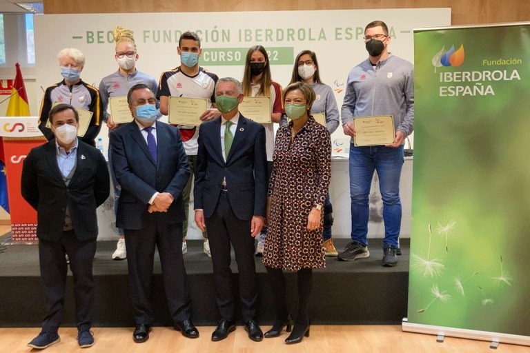 Representantes de algunos de los deportitas becados, junto a los responsables de la Fundación Iberdrola y del CPE
