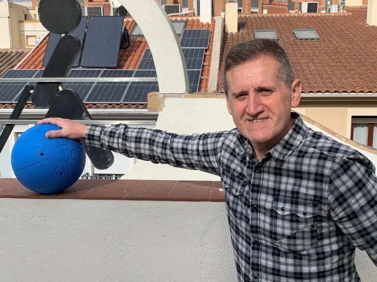 Antonio Ruiz con un balón de goalballl