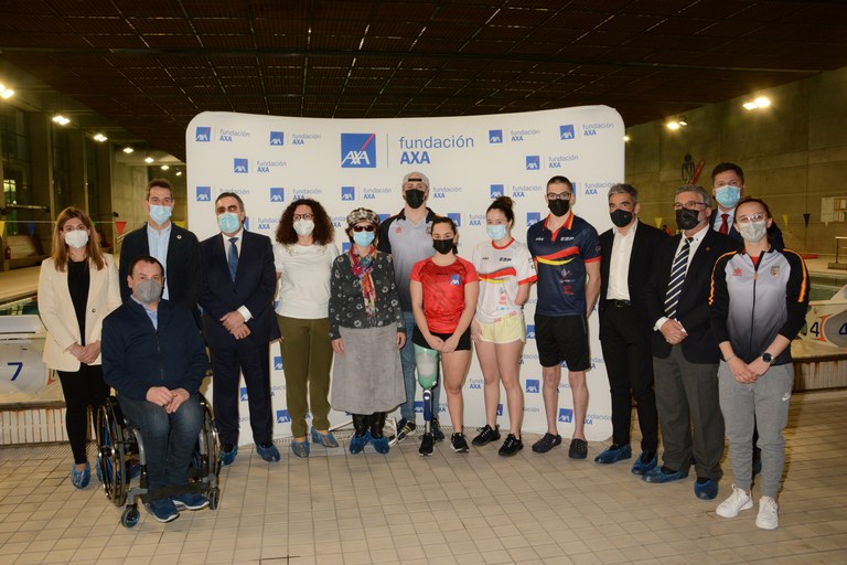 Foto de familia del acto de creación de la Liga AXA de Natación