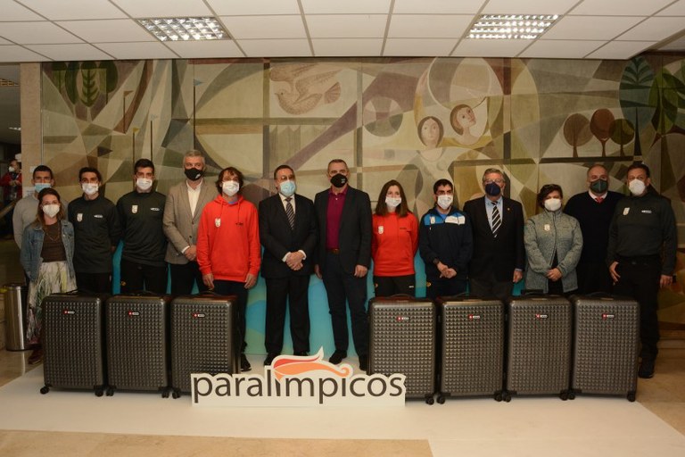 Foto de familia del acto de presentación del equipo paralímpico para los Juegos de Invierno de Pekin 2022