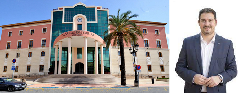 Fachada del ayuntamiento de Los Alcázares junto al alcalde, Mario Pérez Cervera