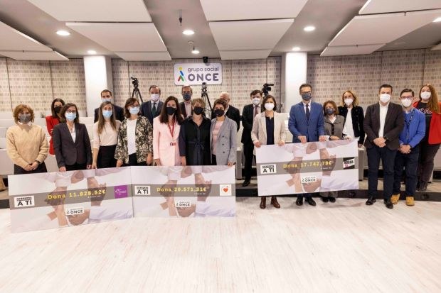 Foto de familia de los trabajadores y responsables de Fundaciión ONCE e Ilunion en el acto de donación de cheques solidarios