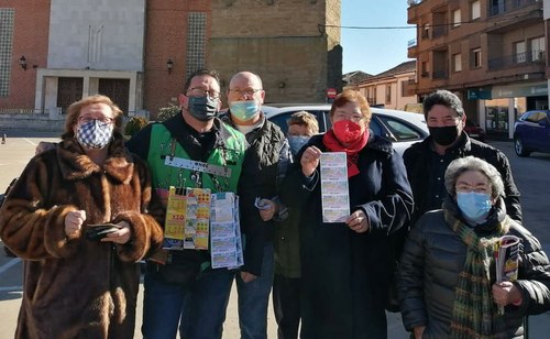 Juan Manuel con un grupo de clientes habituales en Mayorga (Foto publicada en El Norte de Castilla)