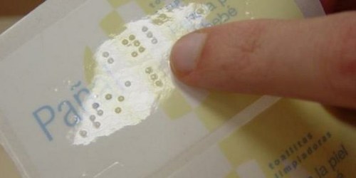 Producto higiénico etiquetado en braille