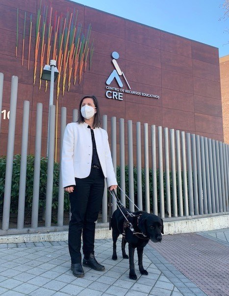 Raquel Alba Martín posa con su perro guía Halima 