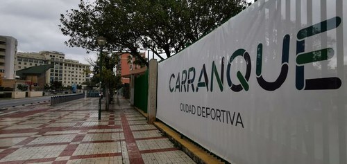Fachada de la ciudad deportiva Carranque de Málaga