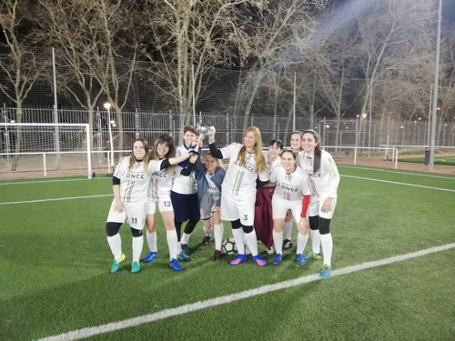 Equipo femenino GSO con el trofeo
