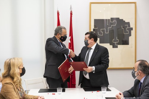 El consejero y el director general de la ONCE intercambian el convenio