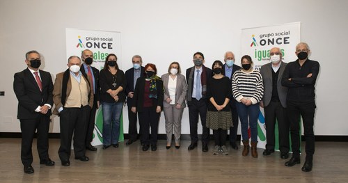 Foto de familia de todos los jurados