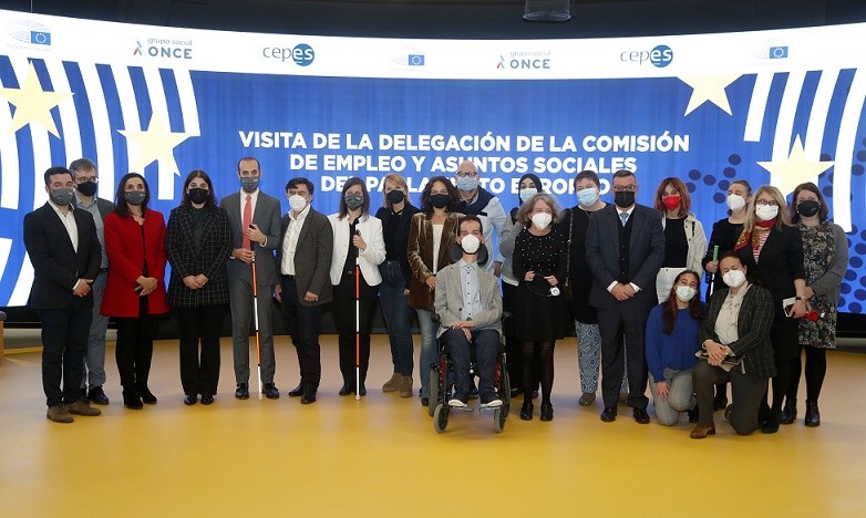 Foto de familia en la sede de Por Talento Digital donde concluyó la visita de la misión a España
