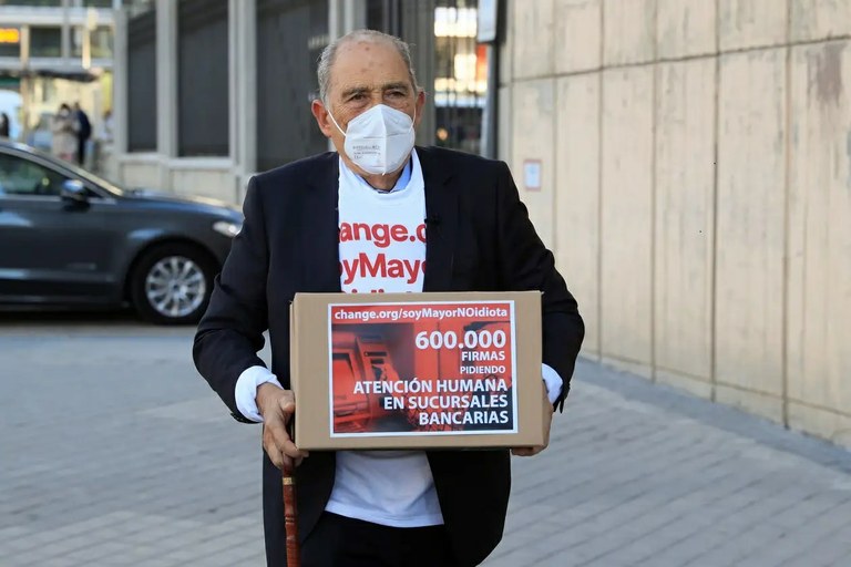 Carlos San Juan con el lema de su campaña