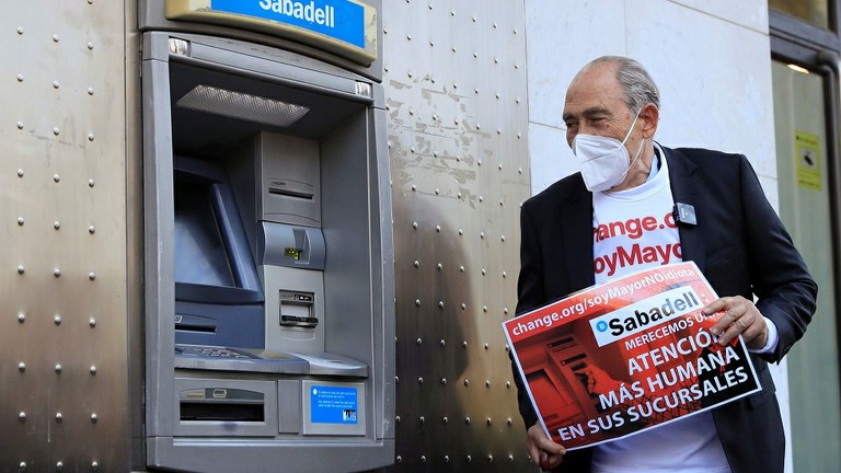 Persona mayor reivindica sus derechos en el cajero de una entidad bancaria