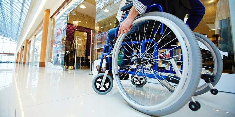 Persona en silla de ruedas en un centro comercial