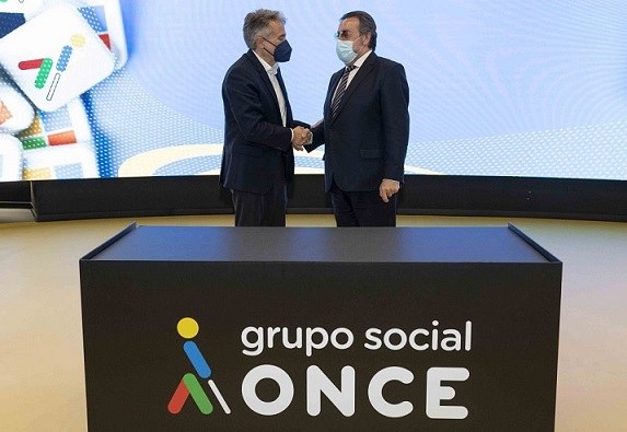 El responsable de Microsoft en España y Miguel Carballeda estrechan sus manos