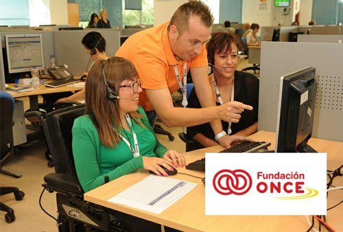 Trabajadores con discapacidad con el logo de Fundación ONCE
