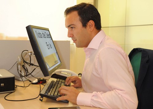 Un afiliado trabajando con el ordenador