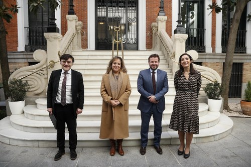 Iratxe Garcia junto a Alberto Durán y los responsables de la Dirección de Relaciones Internacionales de la ONCE, Javier Güemes y Cristina Barreto en la puerta del Consejo General
