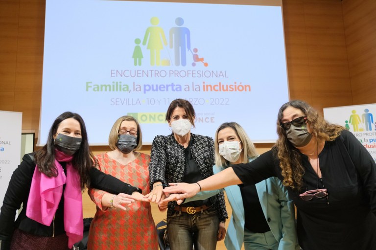 Foto de equipo de las personas intervinientes en la clausura de las jornadas