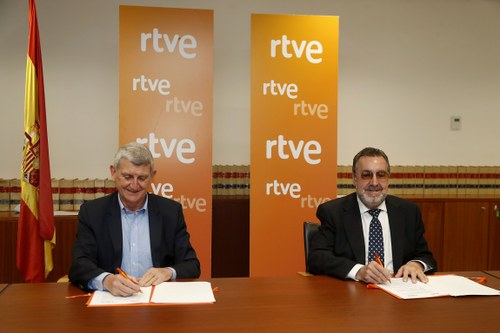 Pérez Tornero y Carballeda firmando el convenio