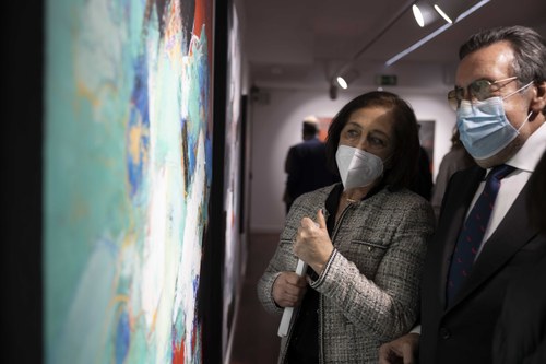 Miguel Carballeda junto a la autora contemplan una pintura