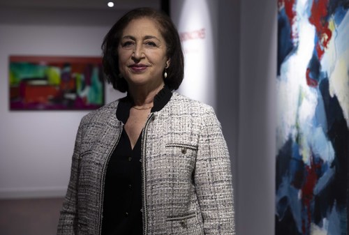 Ofelia Ontiveros junto a una de sus pinturas