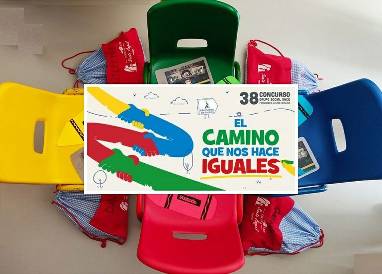 Cartel del 38 Concurso Escolar  sobre fondo de sillas de colores con material escolar