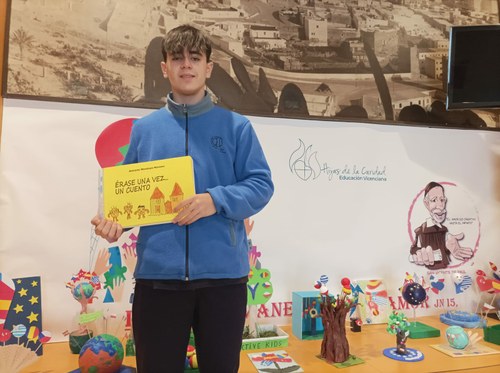 Antonio Montoya posa con un ejemplar de su cuento