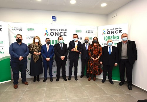 Foto de familia de las personalidades que inauguraron la agencia de Elche