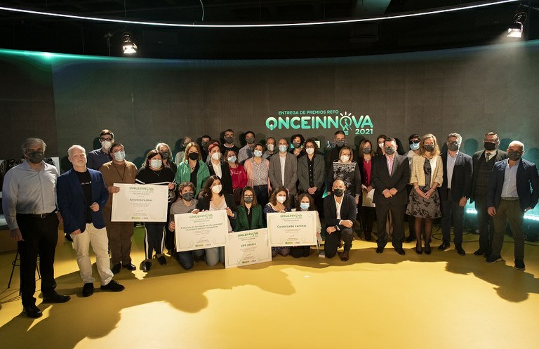 Foto de familia de los ganadores del Reto ONCE Innova 2021