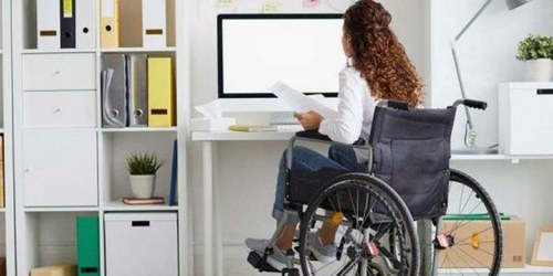 Mujer con discapacidad trabajando