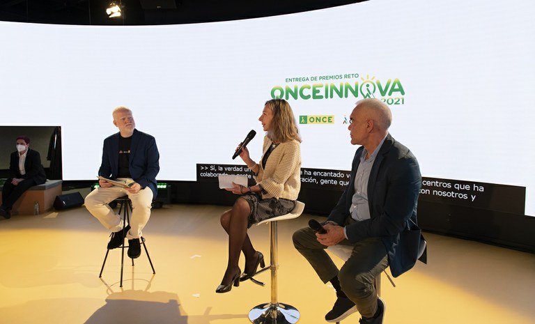Javier Andrés, conductor de la gala, junto a Patricia Sanz y Jorge Íniguez