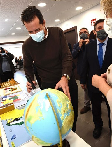 Alfaro utiliza el puntero del globo terráqueo accesible