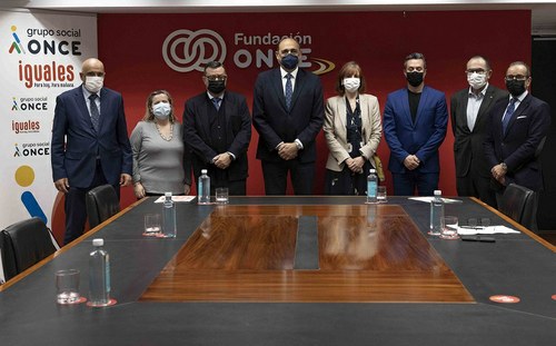 Foto de familia de los responsables de Fundación ONCE e Impulsa
