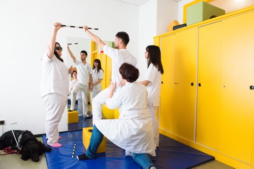 Un grupo de alumnos realiza prácticas en la Escuela Universitaria de Fisioterapia