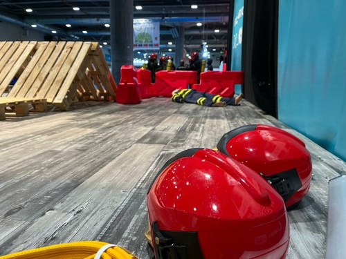 Primer plano de los cascos de protección utilizados durante las prácticas